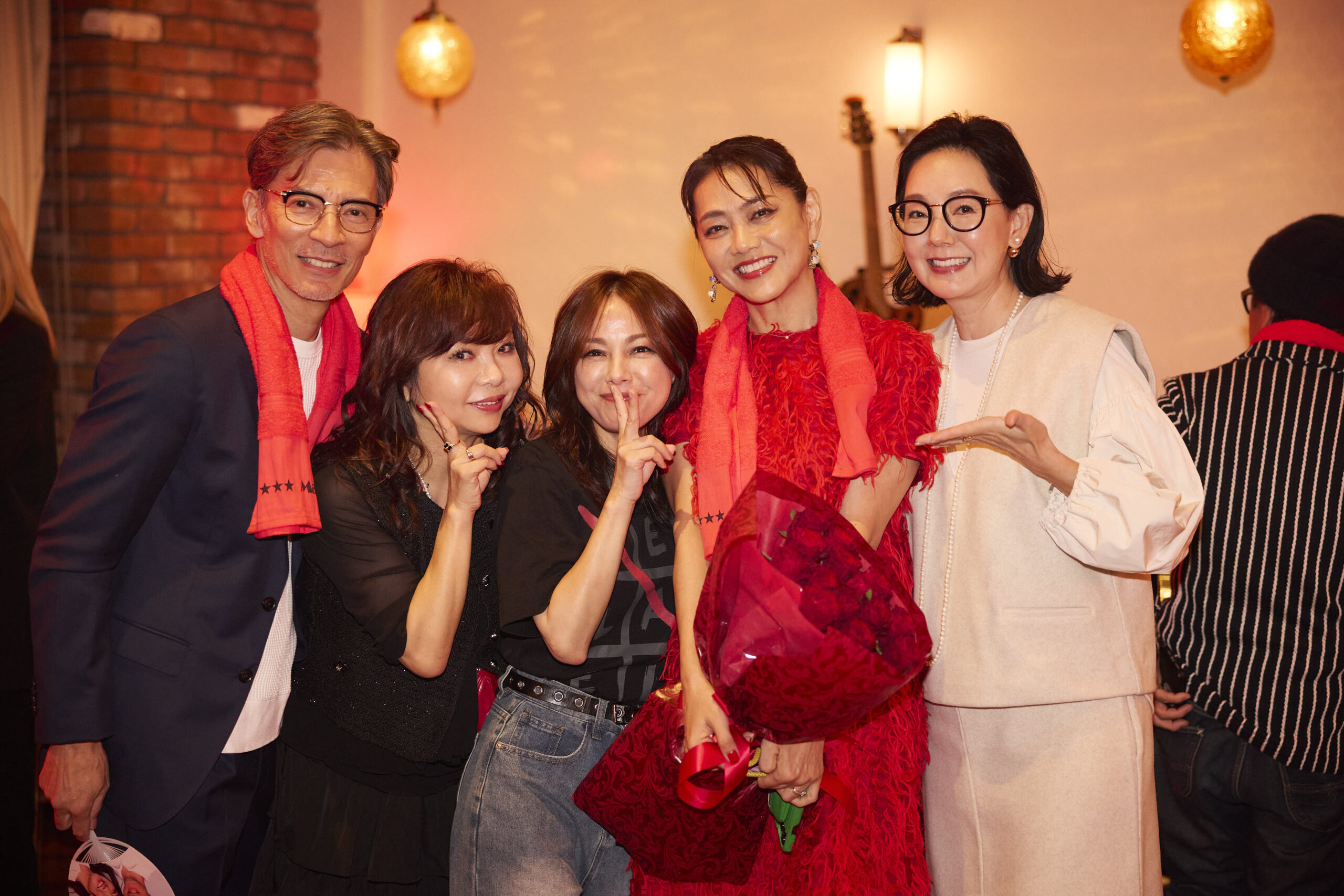 各界の友人たちが、マエノリさんの還暦を祝い駆けつけました。(左からご主人の日比野玲さん、ハイヒールモモコさん、相川七瀬さん、とよた真帆さん)